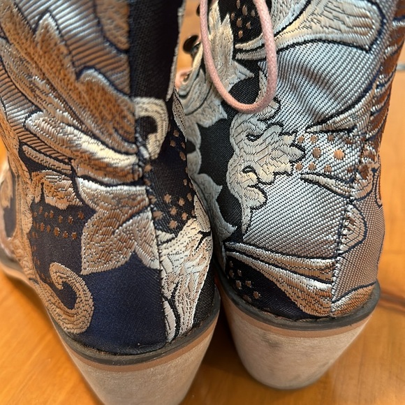 Gorgeous cloth booties size 8 (39) - Picture 6 of 6